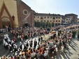 Sauzzo, il corteo di Madre Elvira giunge in Duomo - foto Mauro Piovano