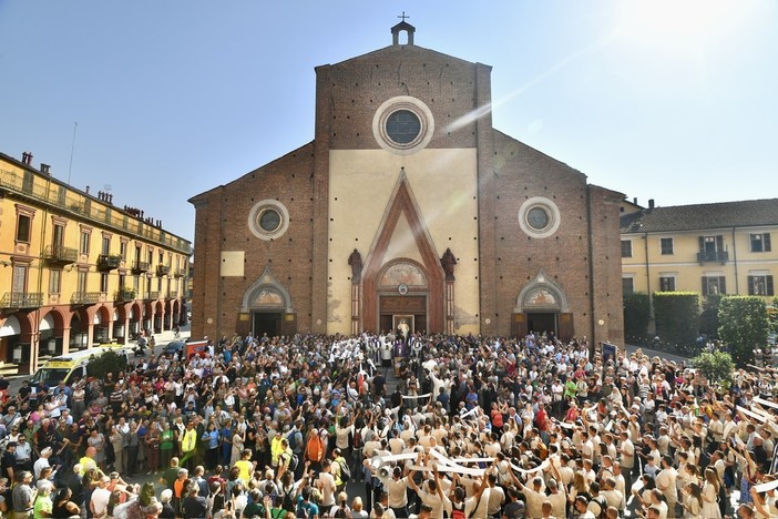 Saluzzo, la bara di Madre Elvira sul sagrato del Duomo- foto Mauro Piovano