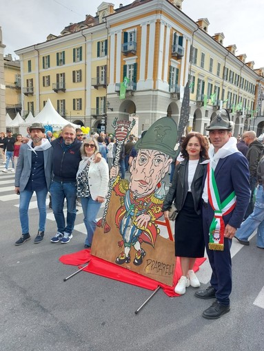 Da sinistra Luca Ferracciuolo, Pierantonio Invernizzi, l'onorevole Monica Ciaburro, Federica Barbero Invernizzi e il sindaco di Valdieri Guido Giordana