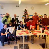 Foto di gruppo per gli ospiti e gli educatori della “Gocciolina” con Silvano Dovetta e Valter Borgna, presidente e assessore dell’Unione Montana Valle Varaita