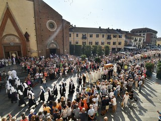 Sauzzo, il corteo di Madre Elvira giunge in Duomo - foto Mauro Piovano