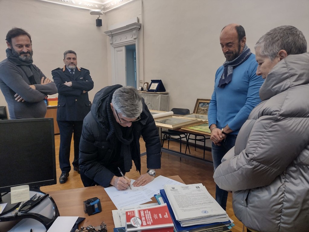 Cuneo, la Polizia locale recupera otto opere d'arte di proprietà del Comune  