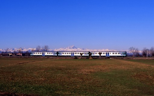 Un treno sulla Cuneo-Mondovì nei primi anni 2000 (Foto di Andrea Richermo)