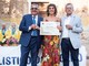 Il presidente dell’Associazione Premio Giornalistico del Roero Giovanni Negro e il presidente della giuria Gian Mario Ricciardi con Silvia Gullino premiata nel 2022