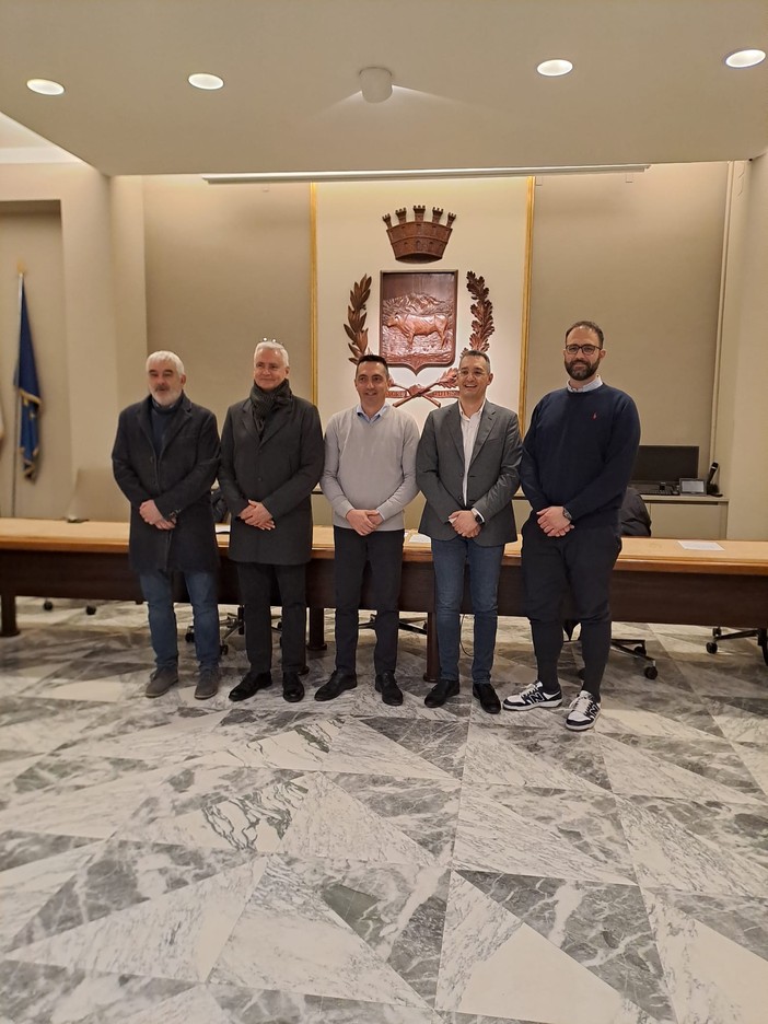 In foto la nuova Giunta dell'Unione Montana Alpi del Mare, al centro il neo presidente Guido Giordana e alla sua destra il neo vicepresidente Matteo Ravera