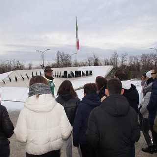 Gli studenti davanti al monumento del Memoriale