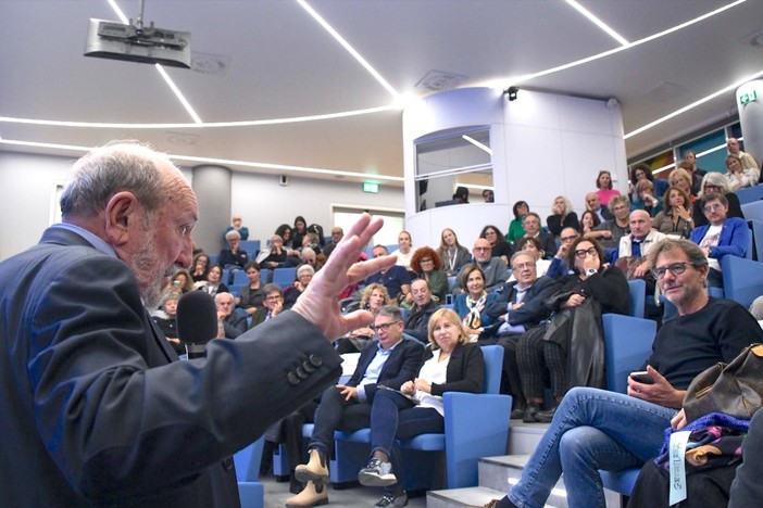 Un momento del dibattito con il pubblico (Mauro Gallo Foto, Alba)