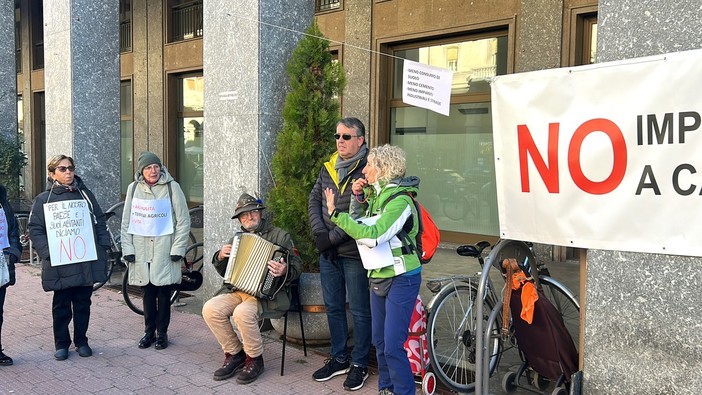 I manifestanti di fronte al Palazzo della Provincia