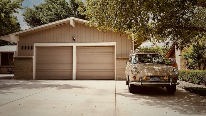 Come possono i garage in legno migliorare la sicurezza e l'eleganza della tua proprietà?