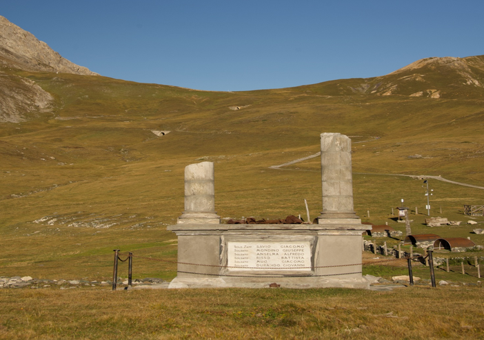 Nella foto il monumento dedicato ai Caduti del 1° Reggimento d’Artiglieria da Montagna posto al centro dell’altopiano