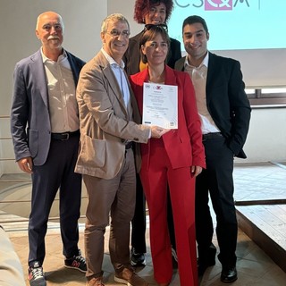 La consegna della certificazione con Bruno Sacchi e Maria Chiara Ferrarese