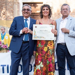 Il presidente dell’Associazione Premio Giornalistico del Roero Giovanni Negro e il presidente della giuria Gian Mario Ricciardi con Silvia Gullino premiata nel 2022