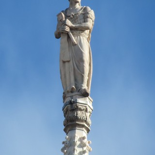 La  statua di San Biagio in una guglia del Duomo di Milano