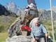 Giovanni Genre, 89 anni davanti al monumento degli alpini a Pian della Regina da lui costruito