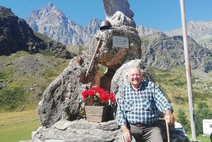 Giovanni Genre, 89 anni davanti al monumento degli alpini a Pian della Regina da lui costruito