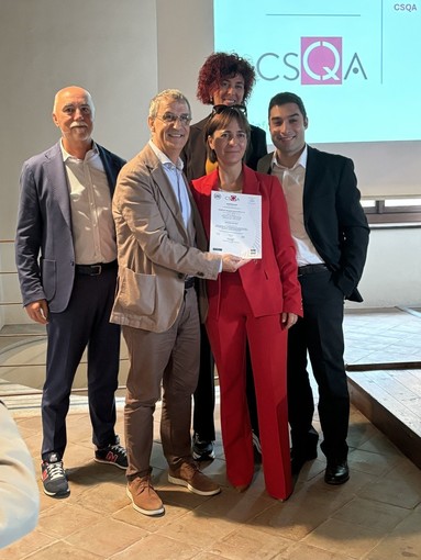 La consegna della certificazione con Bruno Sacchi e Maria Chiara Ferrarese