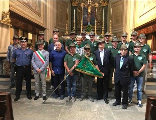 Nella foto gli alpini del Gruppo ANA Margarita con la Madrina del Gruppo, il past-president dell’ANA Mondovì (Gianpiero Gazzano), rappresentanza del Consiglio Regionale del Piemonte (Franco Graglia), rappresentanza del Comune di Margarita (Sindaco e ViceSindaco), rappresentanza dei Carabinieri locali