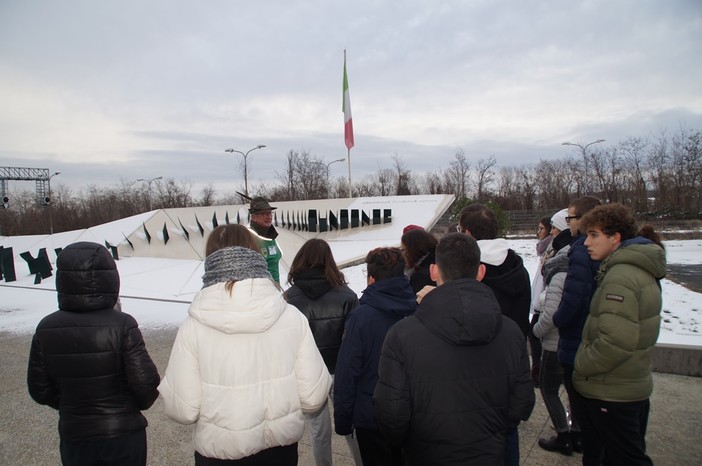 Gli studenti davanti al monumento del Memoriale