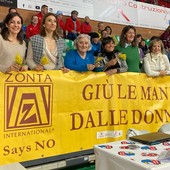 Cuneo, Zonta Cuneo alla partita  MA Acqua S.Bernardo Volley Cuneo contro Abba Pineto Volley con lo striscione &quot;Giù le mani dalle donne&quot;