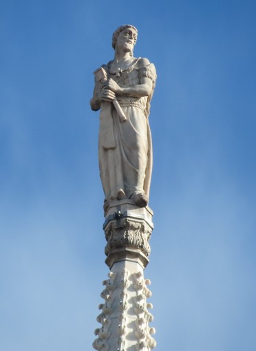 La  statua di San Biagio in una guglia del Duomo di Milano