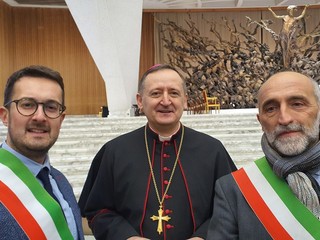 Gli amministratori rifreddesi con il vescovo di Saluzzo Mons. Cristiano Bodo