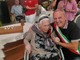 Giuseppina Abellonio con il sindaco Ezio Cardinale durante il festeggiamento dei 100 anni