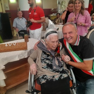 Giuseppina Abellonio con il sindaco Ezio Cardinale durante il festeggiamento dei 100 anni