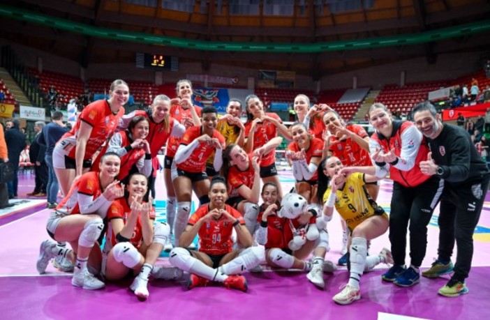 Le ragazze della Honda Olivero Cuneo vittoriose contro la CDA Volley Talmassons (foto di Danilo Ninotto)