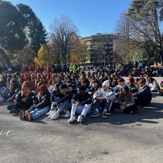 Al parco della Resistenza centinaia di studentesse e studenti del De Amicis per dire no alla violenza di genere [FOTO]