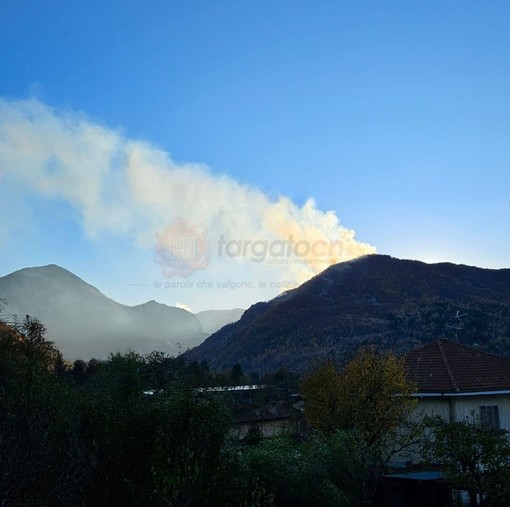 Notte di lavoro per i vigili del fuoco a Garessio: le fiamme persistono, atteso il ritorno dell'elicottero