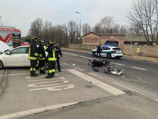 Auto contro moto in corso Francia a Cuneo: ragazzo di 19 anni in codice rosso