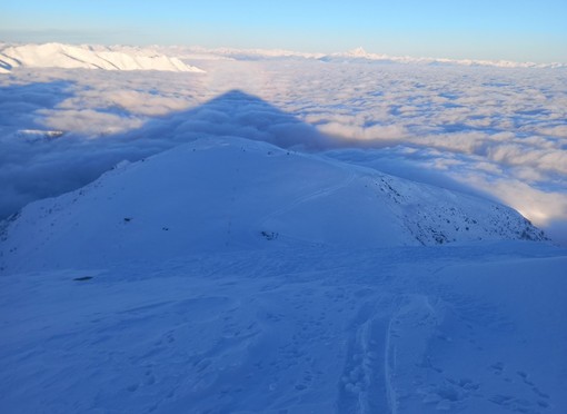 Nella foto di Neil Conte è stata immortalata l'ombra del Mondolé proiettata sulle nubi, con il Monviso innevato che si staglia in lontananza