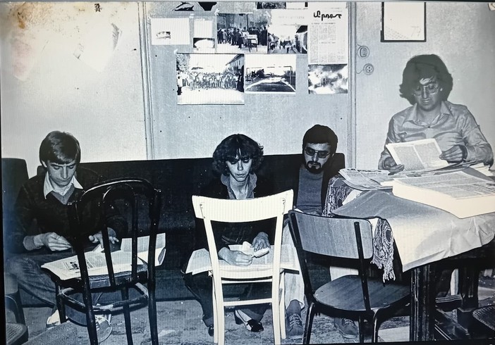 Nella foto del 1979, scattata nella prima sede de 'Il Paese' in piazza Bergamasco durante l’etichettatura indirizzi (manuale) del giornale, si riconoscono da sinistra Cesare Mozzone, Daniela Pellerino, Cesare Giudice e Giorgio Aimassi