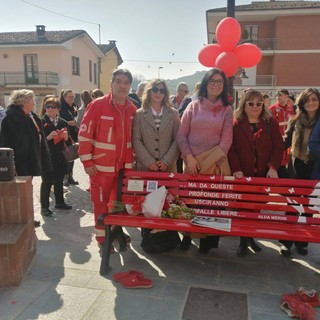 L'inaugurazione della panchina rossa a Monticello d’Alba