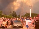 La fuga dei turisti da Rodi, messa in ginocchio dagli incendi
