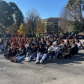 Al parco della Resistenza centinaia di studentesse e studenti del De Amicis per dire no alla violenza di genere [FOTO]