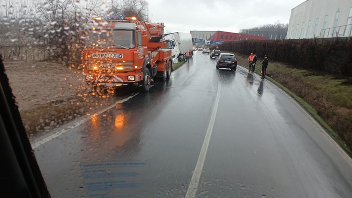 Tir esce di strada vicino all’ospedale di Verduno: disagi al traffico per tre ore