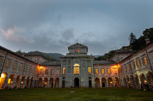 Sabato 13 luglio il Castello di Casotto di Garessio aprirà eccezionalmente in orario serale. Foto di Barbara Guazzone