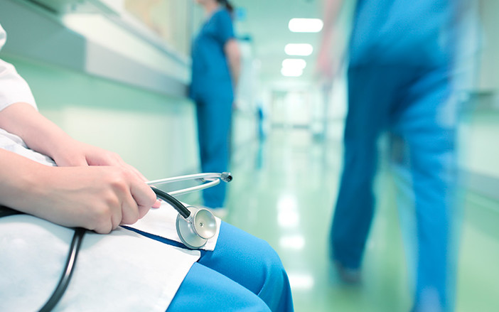 Sempre meno infermieri in Granda: sono 200 quelli che nel 2023 hanno lasciato la professione