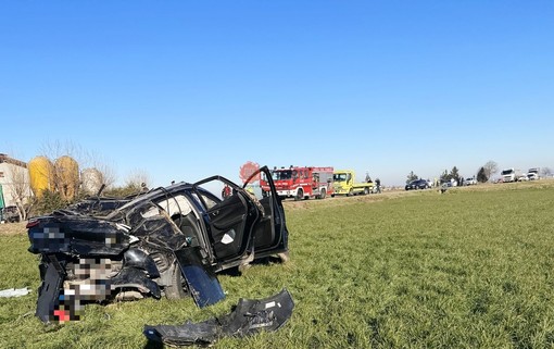 Fossano, auto fuori strada in via Villafalletto: un ferito grave e strada chiusa