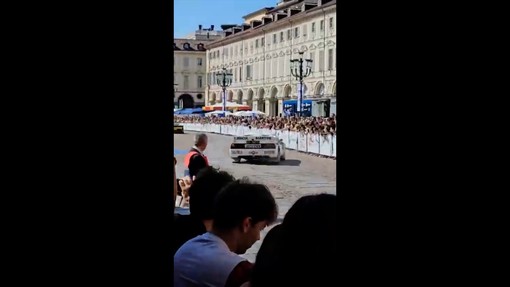 L'auto pochi istanti prima di travolgere gli spettatori dietro le transenne