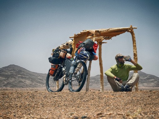 Per Totem e Tabù, a Boves, due anni di pedalate in Africa con Filippo Graglia