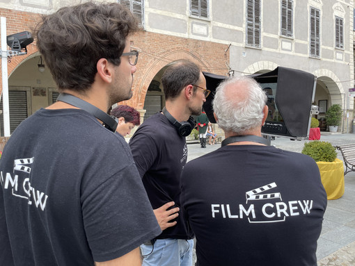 Piazza Maggiore diventa un set cinematografico per il corto &quot;Amici invisibili&quot; [VIDEO]