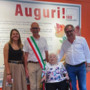 La pittrice Maria Rosa Ravera Aira con il sindaco Ezio Donadio, la vice-sindaca Beatrice Aimar e l'assessore regionale Marco Gallo