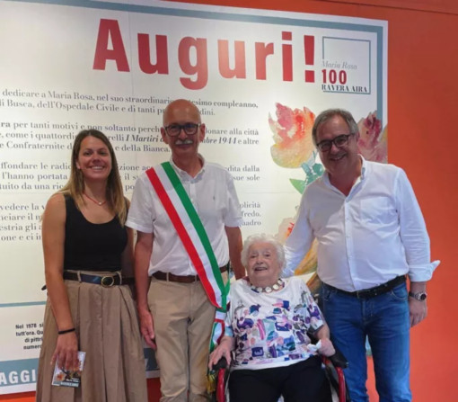 La pittrice Maria Rosa Ravera Aira con il sindaco Ezio Donadio, la vice-sindaca Beatrice Aimar e l'assessore regionale Marco Gallo