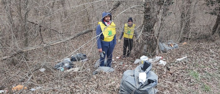 Verduno, raccolti 800 chili di rifiuti nella zona dell’ex Cascata: &quot;Una discarica a cielo aperto, serve più controllo&quot;