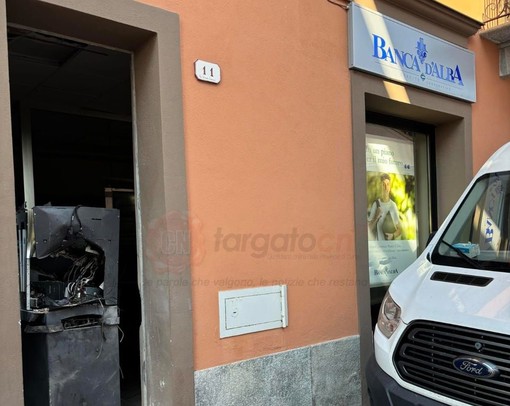 La filiale Banca d'Alba di via Vittorio Emanuele II a La Morra, presa di mira dai ladri