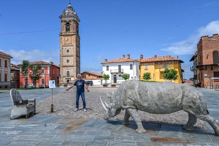 Franco Alessandria con l'opera posata sul belvedere lamorrese