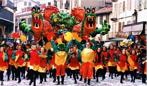 Lagnasco: un carro degli anni '90 alla sfilata del Carnevale di Saluzzo