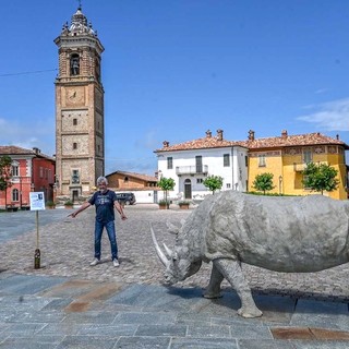 Franco Alessandria con l'opera posata sul belvedere lamorrese